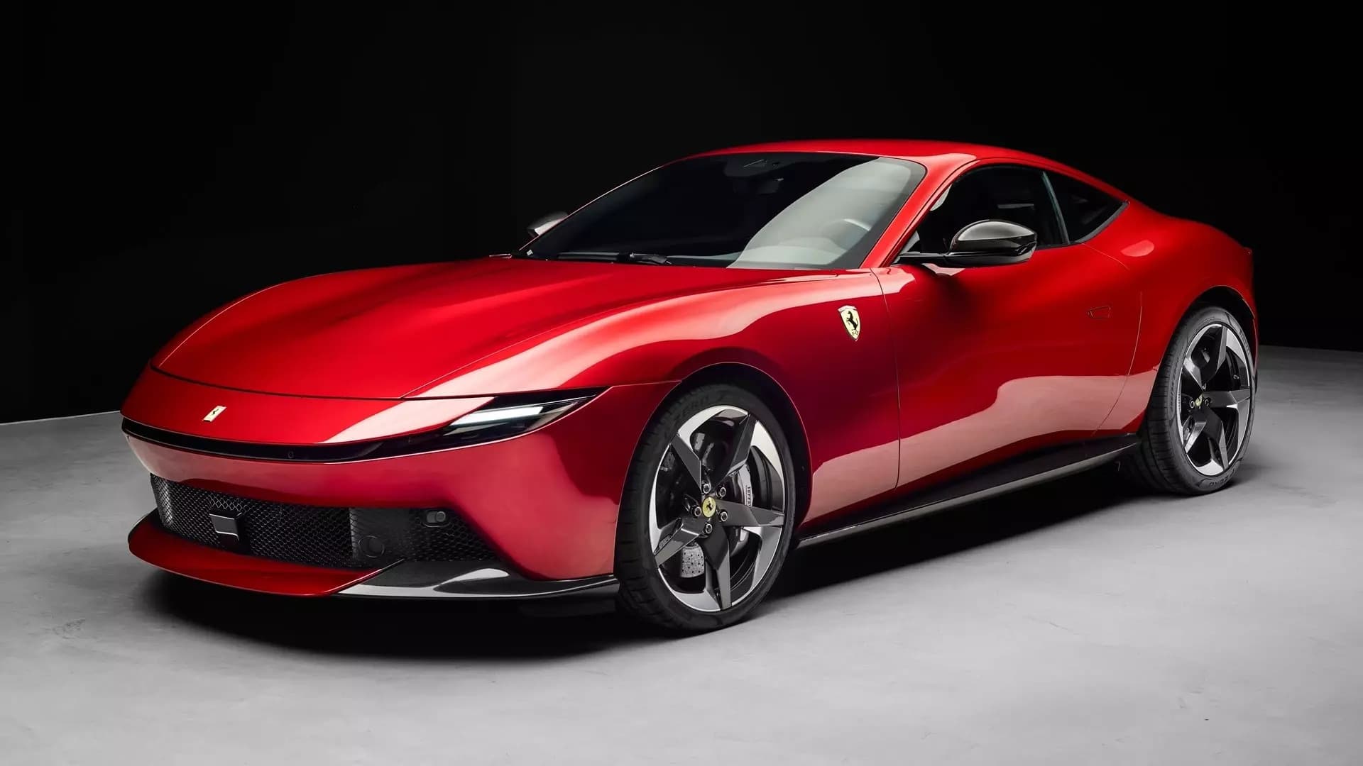ferrari-amalfi-2025-rood-links-schuin-voor.jpg