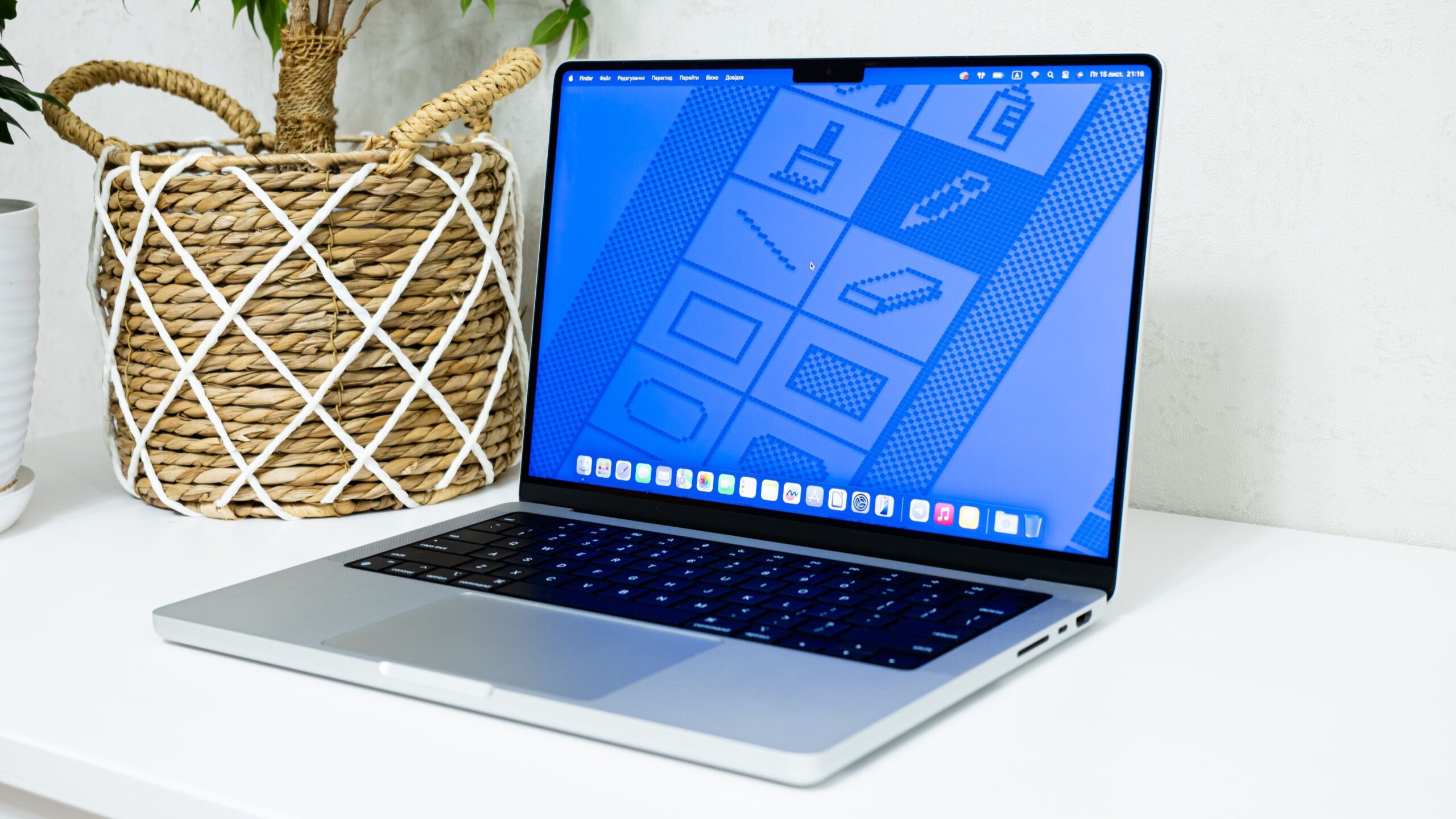 a-macbook-pro-m4-scaled.jpg