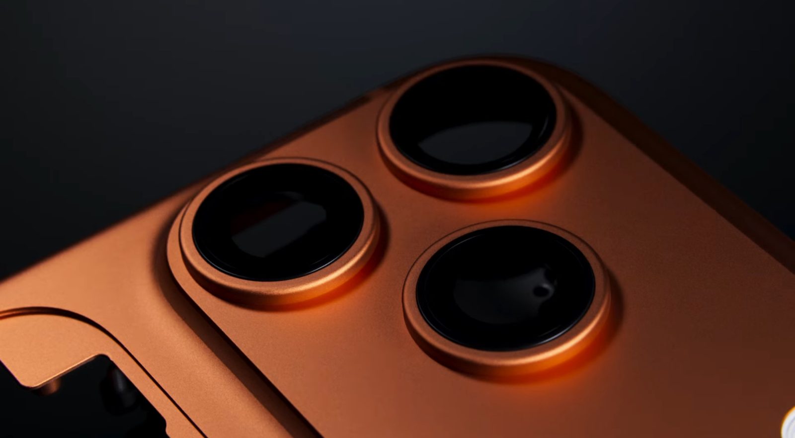 Bazi-iPhone-17-Pro-Maxler-Cosmic-Orangedan-Rose-Golda-Soluyor.jpeg